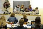 Liceum Akademickie UMK kładzie duży nacisk na pracę zespołową. Na zdjęciu lekcja fizyki