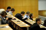 W eksperymencie, którym kierował psycholog, prof. Serge Onyper, wzięło udział 224 studentów ochotników podzielonych na trzy grupy. Wszyscy uczestnicy rozwiązywali testy pisemne. 