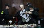Przed ogłoszeniem wyroku w procesie w sprawie stanu wojennego, policja usunęła z sali Sądu Okręgowego w Warszawie dwie osoby, w tym byłego lidera KPN Adama Słomkę