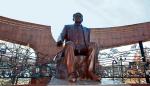 Prezydent Nazarbajew uwiecznił się między innymi na monumentalnym pomniku  w Ałmatach, nazwanym prosto: Kazachstan