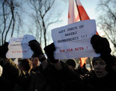 Protestujący przeciwko ACTA przed Stadionem Narodowym
