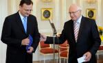  Premier Petr Necas  (z lewej) odrzucił pakt, by uniknąć konfliktu z prezydentem Vaclavem Klausem