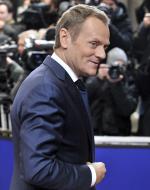 [Donald Tusk  ogłosił po szczycie UE,  że podpiszemy pakt fiskalny. Rząd nie chce natomiast,  by Polska od razu poddała się jego rygorom, choć część komentatorów przekonuje,  że warto  to zrobić