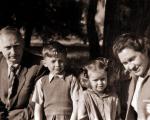 Stefan Kisielewski z dziećmi  Wackiem i Krystyną  i żoną Lidią. 
Kraków 1950