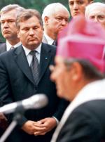17 września 1999 roku, Aleksander Kwaśniewski na cmentarzu  w Piatichatkach pod Charkowem. Informacje o jego stanie  z trudem znalazły miejsce w mediach