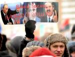 Mężczyzna trzyma plakat ze zdjęciem Aleksandra Łukaszenki