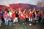 Kibice Wisły Kraków świętują zdobycie tytułu mistrza Polski (maj 2011)