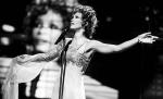 Piosenkarkę, podobnie jak Michaela Jacksona, wylansowało MTV. Na zdjęciu Whitney Houston w czasie koncertu w Las Vegas w 2004 roku