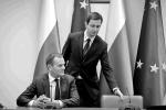 Donald Tusk z ministrem pracy i polityki społecznej Władysławem Kosiniakiem-Kamyszem podczas spotkania  z Komisją Trójstronną w sprawie emerytur, 10 lutego 2012 r. 
