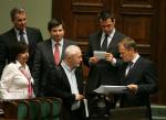 Donald Tusk przeprosił  za brak konsultacji  w sprawie ACTA,  Tuska za to samo  przeprosił Michał Boni,  a Sławomir Nowak przeprosił naród  za wypowiedź  o tym, że 