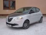 Lancia Ypsilon wygląda jak auto trzydrzwiowe. Klamki ukryto w obramowaniu tylnych, bocznych szyb