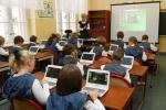Wydanie papierowe podręcznika będzie mogło mieć elektroniczny odpowiednik, ale niekoniecznie. Na zdjęciu szkoła podstawowa nr 2 w gminie Jarocin.