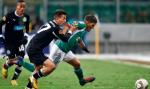 Michał Żyro (Legia) w starciu z piłkarzami Sportingu w pierwszym meczu w Warszawie