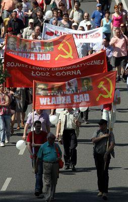 Część uczestników pochodu niosła na sztandarach komunistyczne symbole