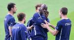 Mario Balotelli (w środku) wreszcie przestaje być groźny dla własnej drużyny, a zaczyna być niebezpieczny dla przeciwników  