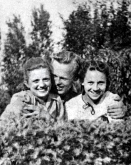 „Ziutek” z koleżankami w Parku Ujazdowskim podczas okupacji (Reprodukcja za książką P. Stachiewicza „Parasol”)