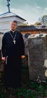 O. Gieorgij Roj obok pomnika Dziesięciolecia Niepodległości Polski