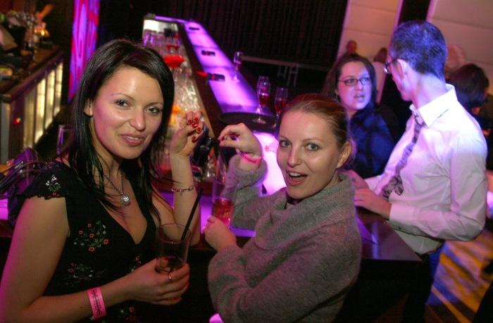 Francuskie turystki bawią się w jednym z nocnych klubów