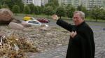Prałat Józef Maj przed kościołek św. Katarzyny