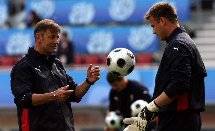 - Artur, łap! - mówi trener bramkarzy Frans Hoek. - No co ty, odbiję klatą - odpowiada Artur