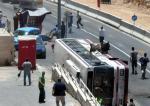Autobus przewrócony przez buldożera podczas zamachu w Jerozolimie.