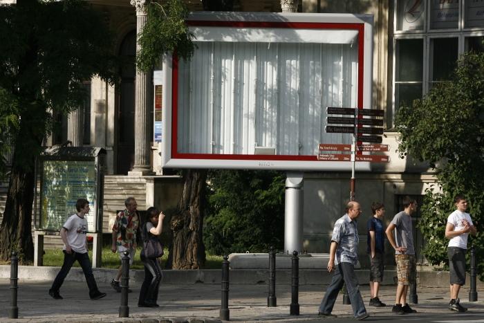 Firma AMS przekroczyła granicę w obrzydzaniu miasta. Billboard na betonowej łapie stanął w tym tygodniu obok pałacyku Lesserów w chronionych przez konserwatora zabytków Al. Ujazdowskich