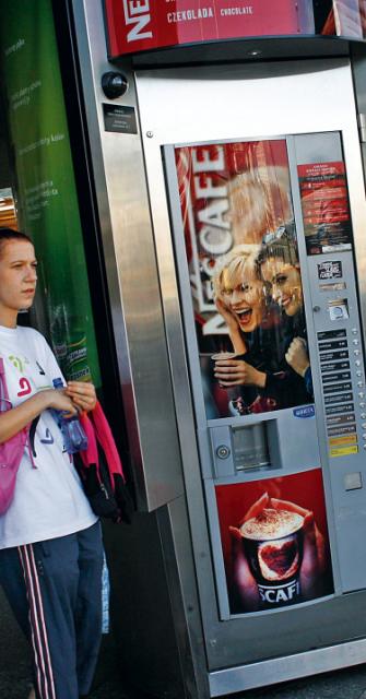 Kupujesz kawę i patrzysz na reklamę. Nowy nośnik w stolicy
