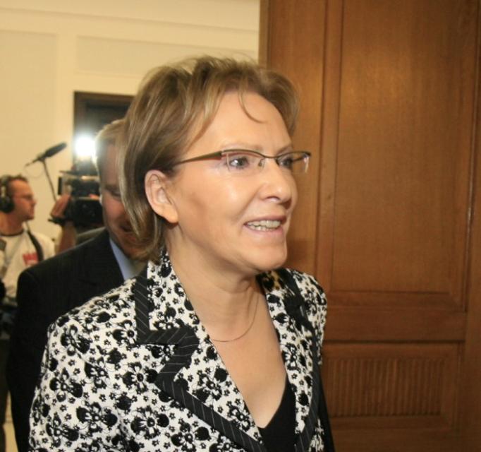 Ewa Kopacz wychodzi zadowolona z posiedzenia Komisji Zdrowia.