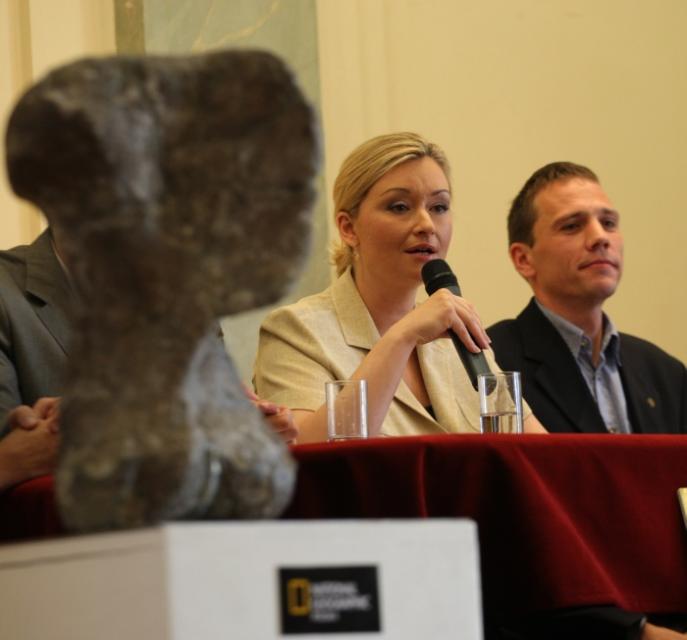 Martyna Wojciechowska - red. nacz. magazynu National Geographic - i Tomasz Sulej - jeden z grupy paleontologów pracujących nad odkryciem.