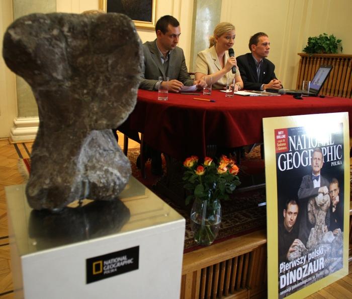 Martyna Wojciechowska z National Geographic oraz  Grzegorz Niedźwiecki i Tomasz Sulej z zespołu paleontologów pracujących nad odkryciem.