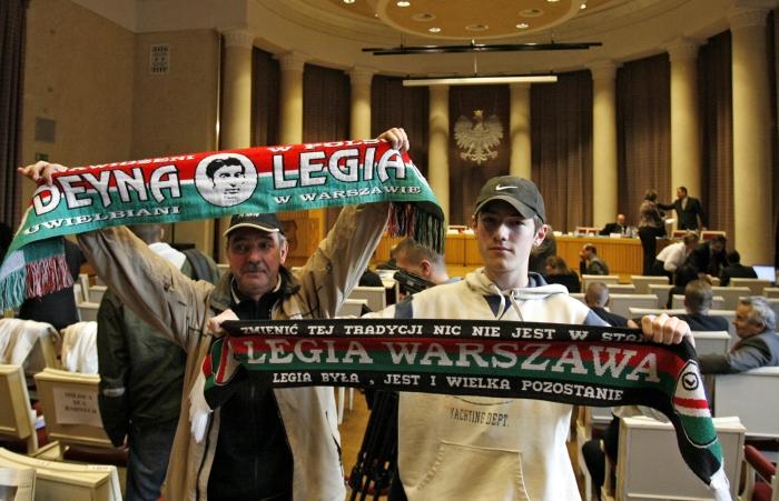 Kibice Legii wielokrotnie pojawiali się na obradach Rady Warszawy, by poprzeć przebudowę stadionu