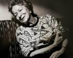 Jedna z fotografii umieszczonej na wystawie prmującej książkę „Dewey. Wielki kot w małym mieście”. Na zdjęciu Wisława Szymborska... i kot.