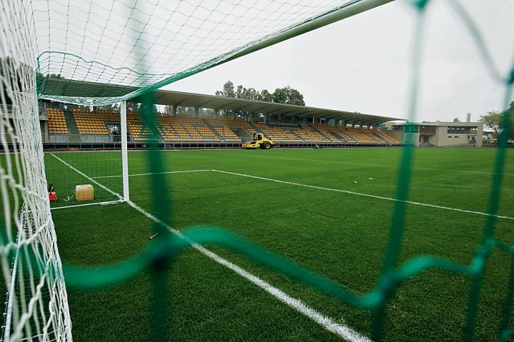 Taką podgrzewaną murawą jak w Pruszkowie może się pochwalić niewiele I-ligowych klubów