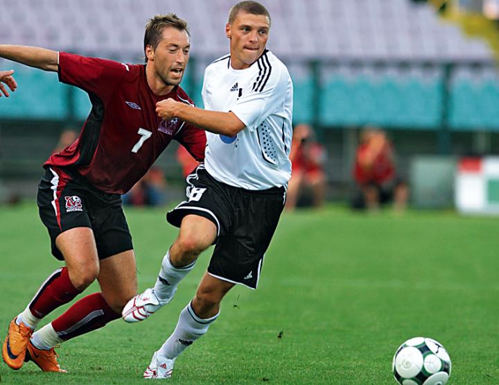 Maciej Iwański (z prawej) wraca do składu Legii po kontuzji 