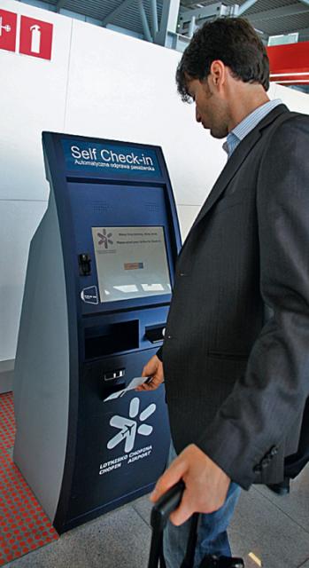 Automatyczne Self Check-iny pozwalają oszczędzić czas, który trzeba odstać w kolejkach