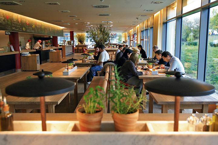 Vapiano to elegancka stołówka z częścią barową, która wieczorem ma  integrować