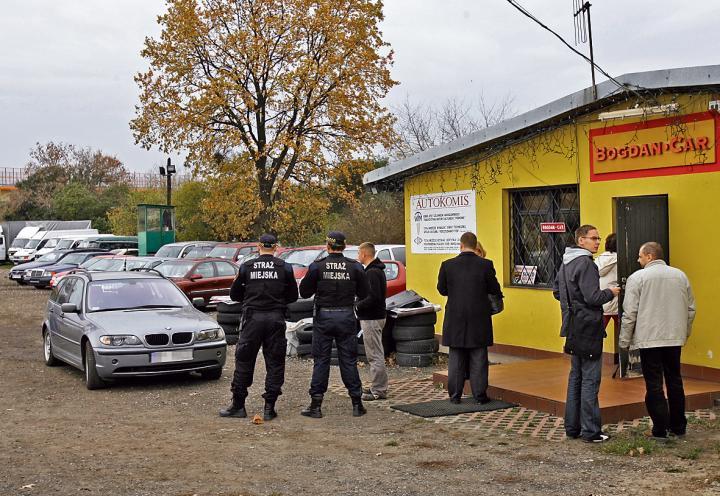 Akcja w komisie. Strażnicy miejscy i urzędnicy przejmują teren pod Trasę Siekierkowską