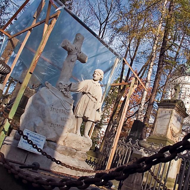 Nagrobek Ignacego Komorowskiego dłuta Wojciecha Święckiego