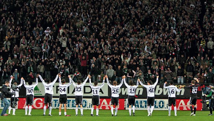 Piłkarze Legii dziękują za doping tłumom fanów na „żylecie” – tego przy Łazienkowskiej nie widzieliśmy już dawno. I więcej nie zobaczymy