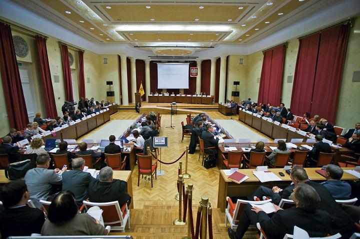 Klub PO liczy dziś 28 na 60 rajców. Jeśli na sesji nie ma kilku radnych (a rzadko bywa 100-proc. frekwencja), Platforma może rządzić i bez wsparcia Lewicy. Ma też poparcie radnej z Partii Demokratycznej 
