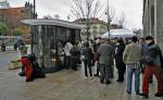 Oto dwie twarze firmy AMS. Na górnym zdjęciu estetyczny nowoczesny kiosk na Krakowskim Przedmieściu. Na dole reklamowy śmietnik na skrzyżowaniu ul. Powstańców Śląskich i Konarskiego. Ta „schizofrenia” potrwa, dopóki nie pojawią się regulacje prawne, które pozwolą samorządom dyktować reguły ustawiania reklam i bezwzględnie karać tych, którzy je łamią 