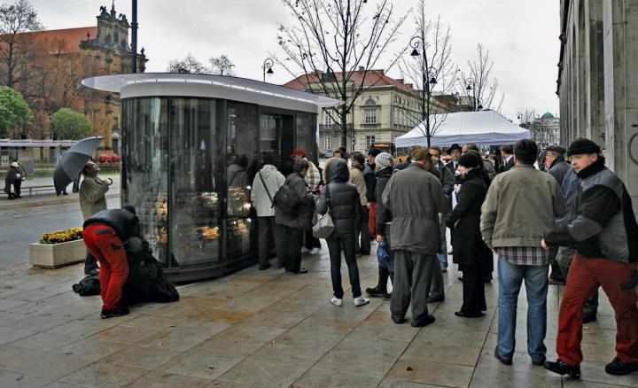 Oto dwie twarze firmy AMS. Na górnym zdjęciu estetyczny nowoczesny kiosk na Krakowskim Przedmieściu. Na dole reklamowy śmietnik na skrzyżowaniu ul. Powstańców Śląskich i Konarskiego. Ta „schizofrenia” potrwa, dopóki nie pojawią się regulacje prawne, które pozwolą samorządom dyktować reguły ustawiania reklam i bezwzględnie karać tych, którzy je łamią 