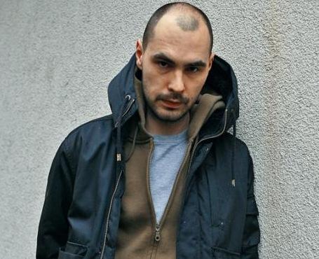 Żulczyk (rocznik ’83) do tej pory wydał dwie powieści: „Zrób mi jakąś krzywdę... czyli wszystkie gry wideo są o miłości” i „Radio Armageddon”