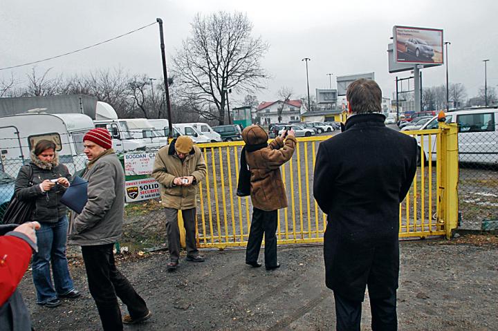 *Urzędnicy próbują przejąć grunt pod Trasę Siekierkowską. Inwestycję  za 125 mln zł od pięciu lat wstrzymują właściciele autokomisu  z Płowieckiej  