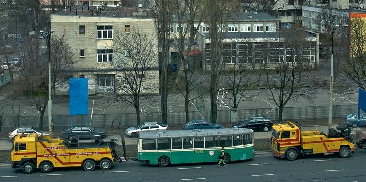 Dawnych samochodów czar, czyli ostatni kurs  z Norblina starego autobusu  na ul. Prostej