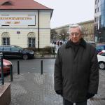 *Witold Gryc w miejscu, gdzie powinno zostać namalowane przejście dla pieszych     