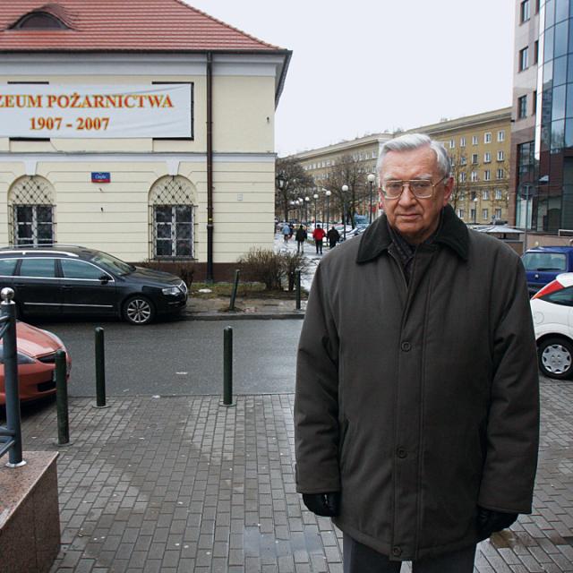 *Witold Gryc w miejscu, gdzie powinno zostać namalowane przejście dla pieszych     