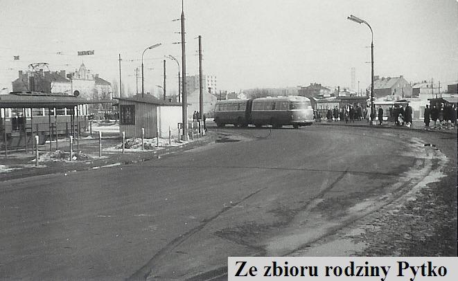 Fotograficzna zagadka tygodnia z 7 marca. Zdjęcie zostało zrobione przez Leopolda Pytkę w 1964 roku, a przedstawia rondo, które jest dość nietypowe – ma kształt litery “D”. Dodatkową podpowiedzią może być także ciekawostka, że z punktu widzenia przepisów ruchu drogowego rondo rondem nie jest