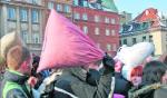 Flash mob to inaczej „błyskawiczny tłum”, który tworzy się na kilka minut, by razem wykonać jakąś czynność. Na zdjęciu akcja  z pl. Zamkowego, podczas której odbyła się walka  na poduszki    
