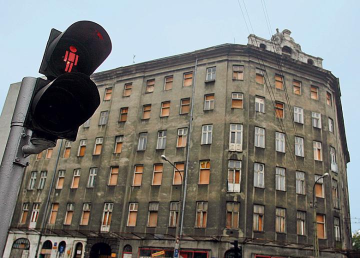 *Kamienica przy ul. Złotej 83 powstała pod koniec XIX wieku. W latach 60. skuto prawie wszystkie dekoracje, ostał się jedynie zespół rzeźbiarski wieńczący narożnik budynku 
